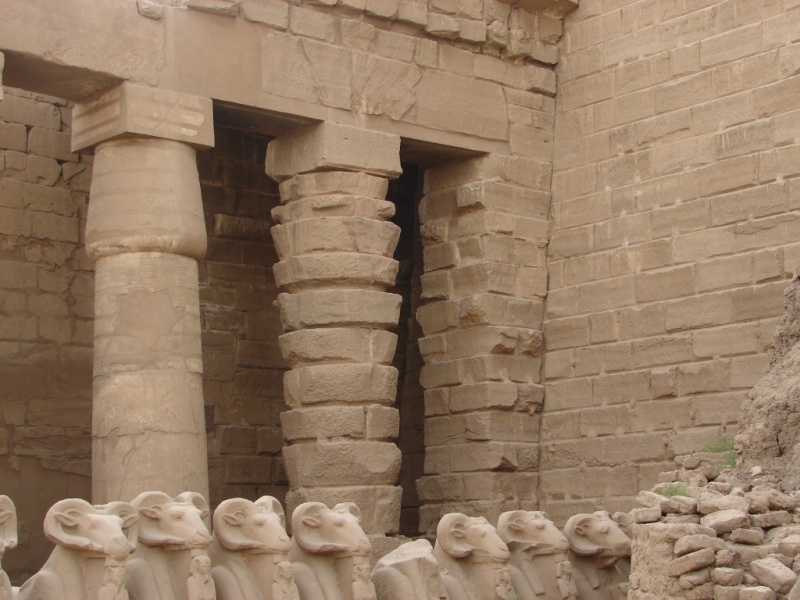 2008/03(March)/AroundTheWorld/Egypt/Karnak/800x600_two end pillars show how constructed.jpg